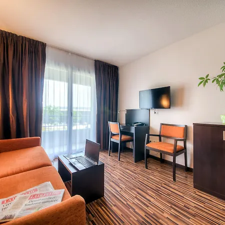 Clarion Le Parc De L'escale טולוז